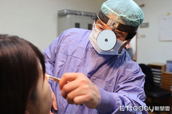 ▲耳鼻喉科副主任周昱甫提醒，當一般感冒持續兩週未癒，加上出現黃綠色的濃稠鼻涕，就要注意是否為鼻竇炎。（圖／慈濟醫學中心提供）