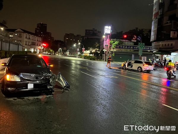 ▲▼高雄男喝茫酒駕上路！轉彎直接狠撞對向白車...2人掛彩。（圖／記者賴文萱翻攝）