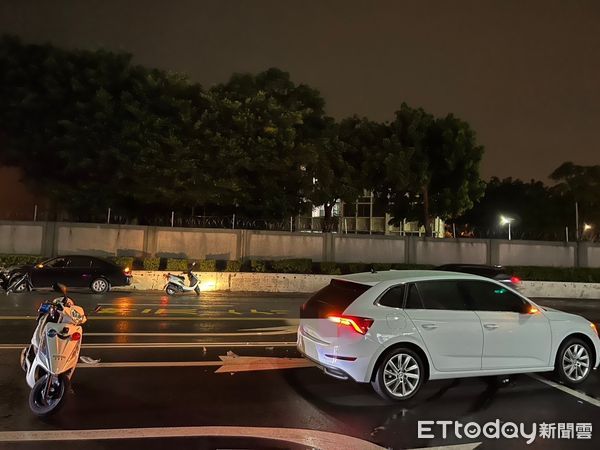 ▲▼高雄男喝茫酒駕上路！轉彎直接狠撞對向白車...2人掛彩。（圖／記者賴文萱翻攝）