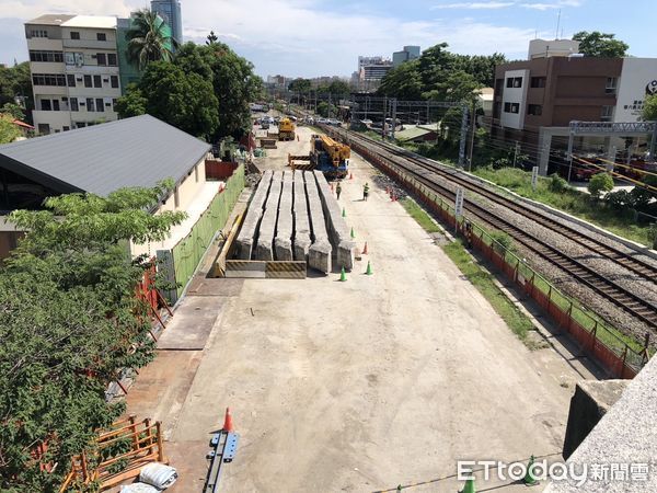 ▲擁有42年歷史的開元陸橋因應鐵路地下化工程分3階段進行拆除作業，第一階段吊梁拆除作業，因「杜蘇芮」颱風來襲而提前進行。（圖／記者林悅翻攝，下同）