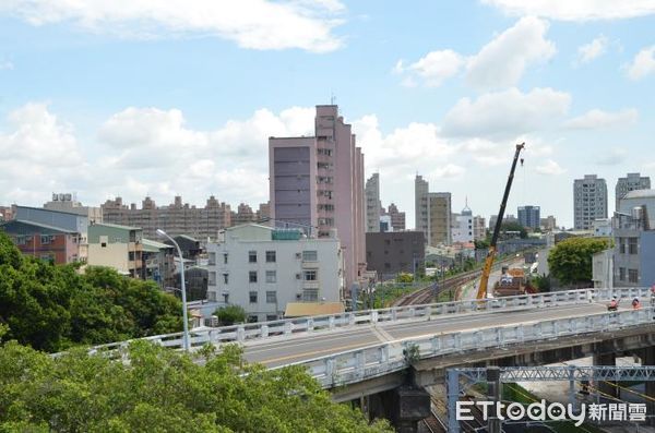 ▲擁有42年歷史的開元陸橋因應鐵路地下化工程分3階段進行拆除作業，第一階段吊梁拆除作業，因「杜蘇芮」颱風來襲而提前進行。（圖／記者林悅翻攝，下同）