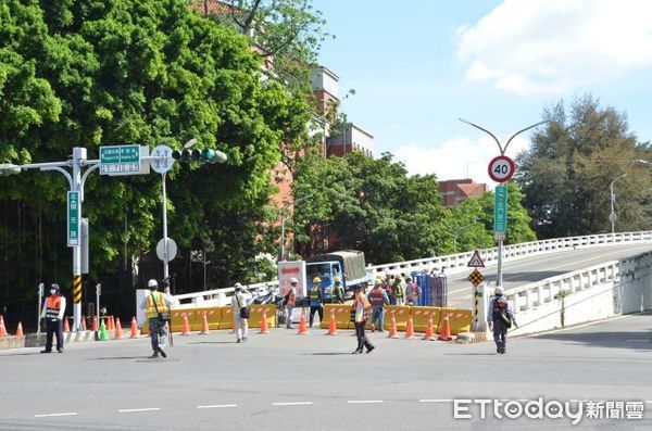 ▲擁有42年歷史的開元陸橋因應鐵路地下化工程分3階段進行拆除作業，第一階段吊梁拆除作業，因「杜蘇芮」颱風來襲而提前進行。（圖／記者林悅翻攝，下同）