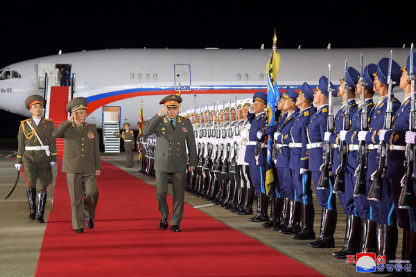 ▲▼俄羅斯國防部長蕭依古（Sergei Shoigu）25日晚間率團抵達北韓。（圖／路透）