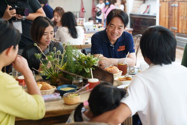 ▲▼民進黨總統參選人賴清德近日到農人餐桌親子餐廳。（圖／翻攝自Facebook／賴清德）