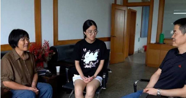 吳玉其（中）見捐款人張少民。