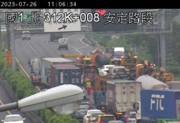 ▲▼7/26,10:56國道1號南向312.5k,發生拖板車與小貨車交通事故,全線暫時管制封閉,高分局、國道公路警察同仁已在現場進行事故車輛處理中,請駕駛朋友先行改道行駛。（圖／翻攝高速公路1968）