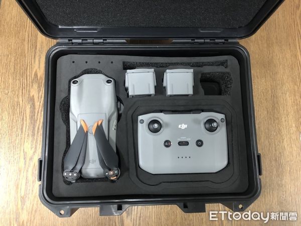 ▲▼警方根據監視器畫面拍到頭戴斗笠的男子，經比對後逮捕偷空拍機的邱男，並在其家中找到失竊的空拍機。（圖／記者吳世龍翻攝）