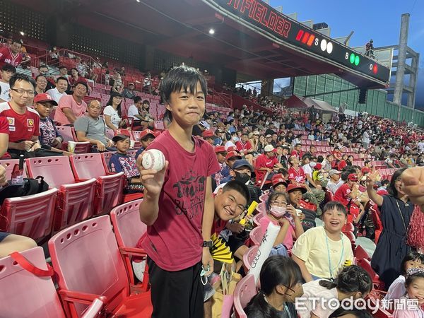 ▲課輔班和志工孩子們為味全龍加油            。（圖／頂新和德文教基金會提供）