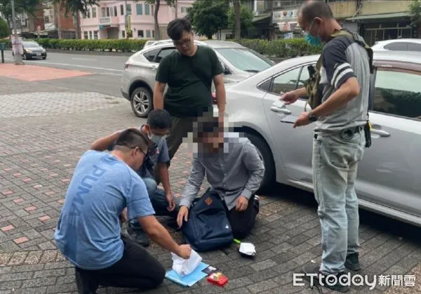 ▲警方逮捕詐騙集團年輕車手情形。（圖／資料照片，記者高堂堯翻攝）