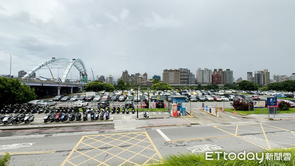 ▲堤外停車場,颱風,新北,河濱公園,新店溪,停車,水門,中正橫移門。（圖／記者謝婷婷攝）