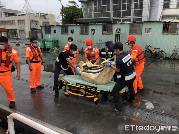 ▲高雄海巡隊出動艇隻將琉球鄉親送回臺灣本島就醫             。（圖／記者陳崑福翻攝）