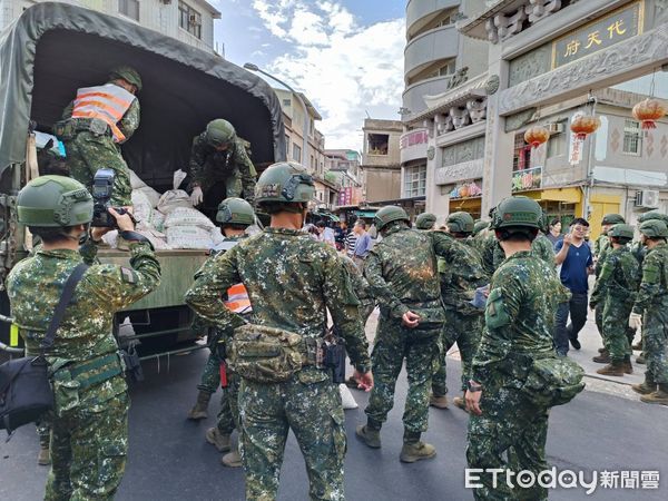 ▲▼金門國軍搬500沙包防杜蘇芮颱風。（圖／記者林名揚翻攝）