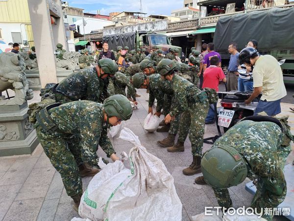 ▲▼金門國軍搬500沙包防杜蘇芮颱風。（圖／記者林名揚翻攝）