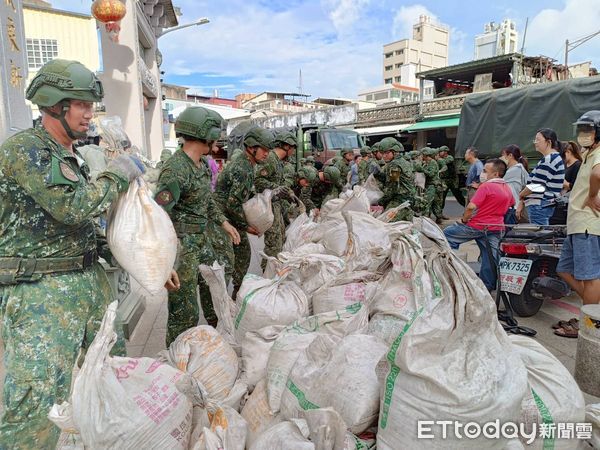 ▲▼金門國軍搬500沙包防杜蘇芮颱風。（圖／記者林名揚翻攝）