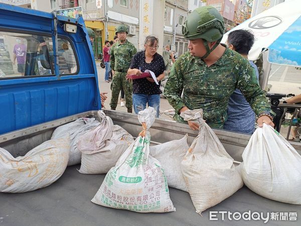 ▲▼金門國軍搬500沙包防杜蘇芮颱風。（圖／記者林名揚翻攝）