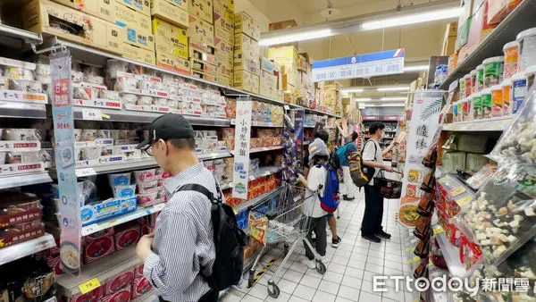 ▲家樂福西門店,颱風物資採購貨量充足。（圖／記者謝婷婷攝）