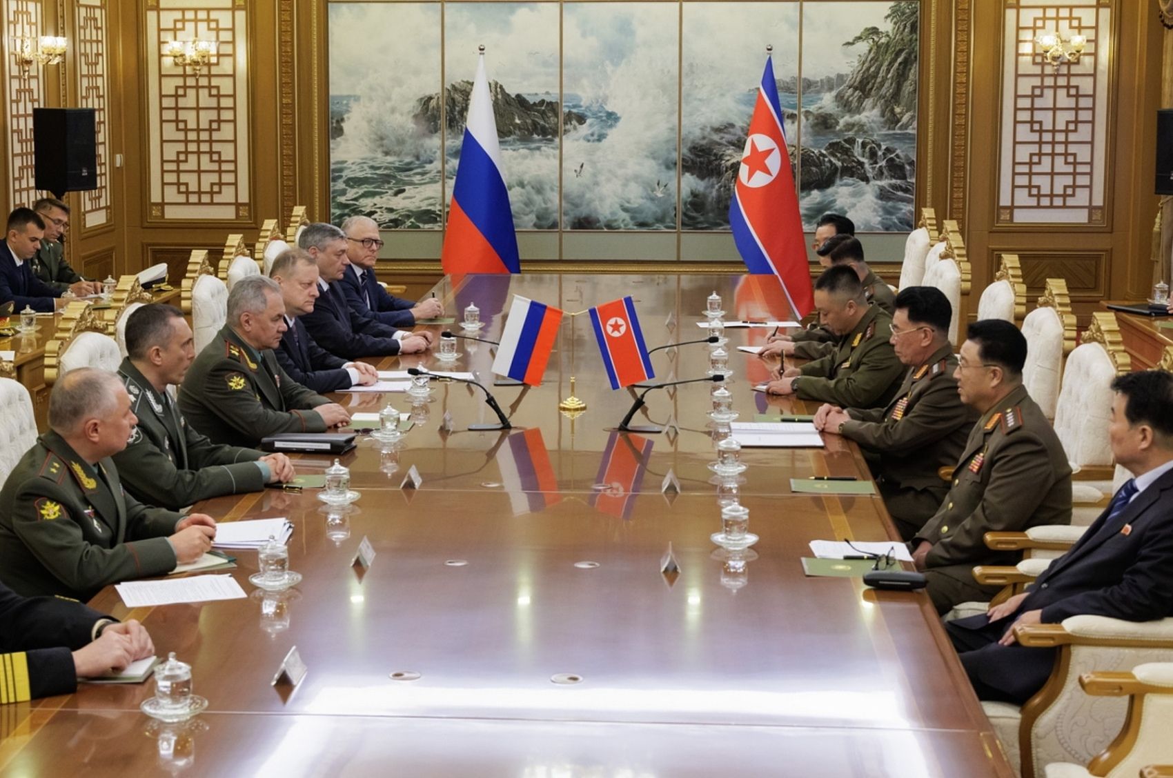 ▲▼北韓國防部長強純男和俄羅斯國防部長蕭依古（Sergei Shoigu）舉行會談。（圖／CFP）