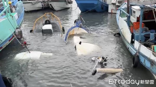 ▲▼    台東富岡漁港漁船沉沒         。（圖／記者楊漢聲翻攝）