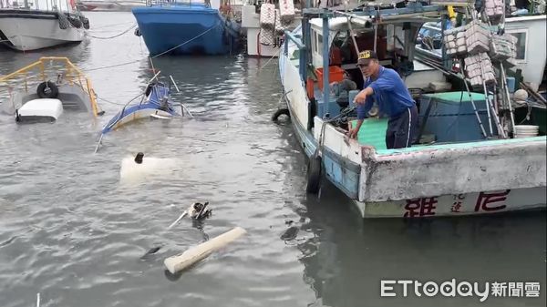 ▲▼    台東富岡漁港漁船沉沒         。（圖／記者楊漢聲翻攝）