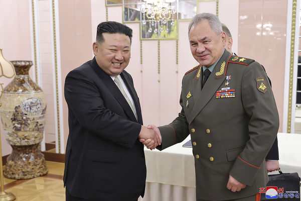 ▲▼俄羅斯國防部長蕭依古（Sergei Shoigu）27日與北韓領導人金正恩會晤。（圖／CFP）