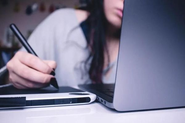 一名人夫網友透露，妻子一直都是賢淑顧家的好老婆，卻沒想到輾轉得知老婆為了升職願意被「潛規則」。示意圖。（翻攝自unsplash）