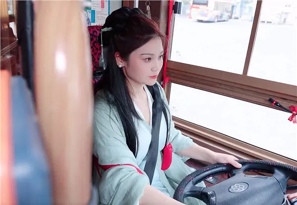 ▲▼河南洛陽90後女孩陳銘銘因穿著漢服開公車，在網上爆紅。（圖／翻攝微博）