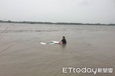 快訊／高雄男誤闖高屏溪慘了　連人帶車受困...爬上車頂呼救