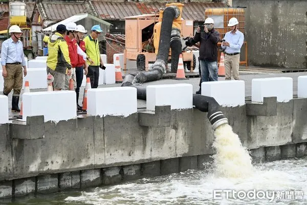 ▲▼高雄風雨要來了！陳其邁急要市民避免外出：風力「越晚越強」。（圖／記者賴文萱翻攝）