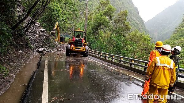 ▲▼台20線南橫公路搶通情況。（圖／公路總局三工處）