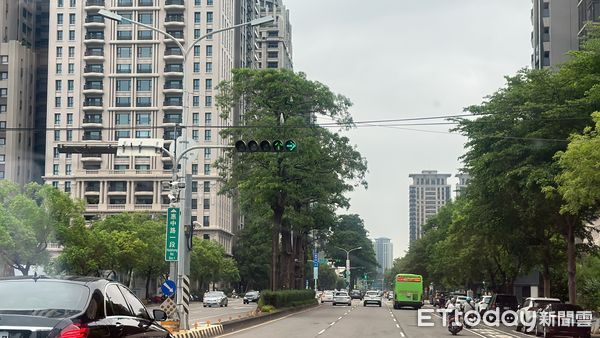 ▲▼台中,七期,惠中路,豪宅聚落,大陸丽格,國泰層峰,精銳市政廳,市政愛敦閣          。（圖／記者陳筱惠攝）