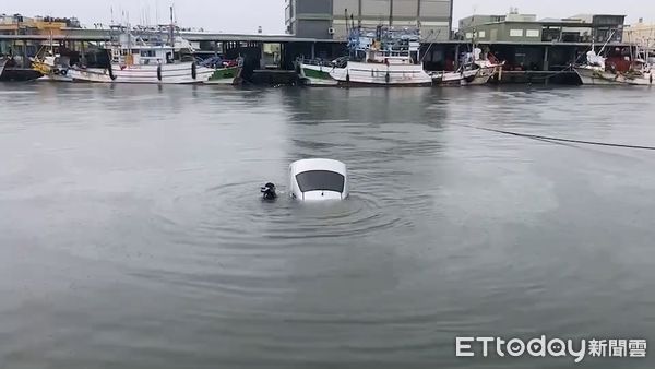 ▲▼        大雨導致視線不佳，男子連人帶車墜入海中     。（圖／記者陳崑福翻攝）