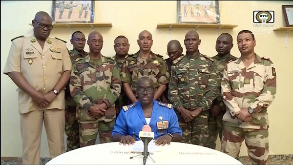▲▼尼日政變，上校阿卜杜拉赫曼（Amadou Abdramane）發表電視演說。（圖／路透）
