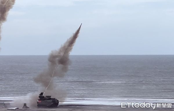 ▼AAV-7兩棲突擊車發射導爆索。（圖／記者蘇晏男攝）