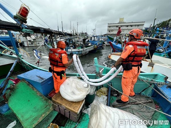 ▲2艘漁船沈沒，海巡拉設攔油索防止油污漏出擴散。（圖／記者楊漢聲翻攝）