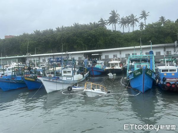 ▲2艘漁船沈沒，海巡拉設攔油索防止油污漏出擴散。（圖／記者楊漢聲翻攝）