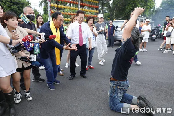 ▲▼鴻海創辦人郭台銘27日拜關公行程馬不停蹄，早上拜完土城順聖宮，下午則來到三峽廣行宮參拜，熱情信眾支持者甚至行下跪叩拜禮來迎接郭董。（圖／記者湯興漢攝）