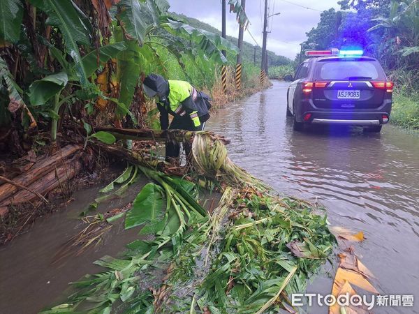 ▲▼地下道水淹半身高，員警管制道路，並且引導車輛繞道行駛。（圖／吉安警分局提供，下同）