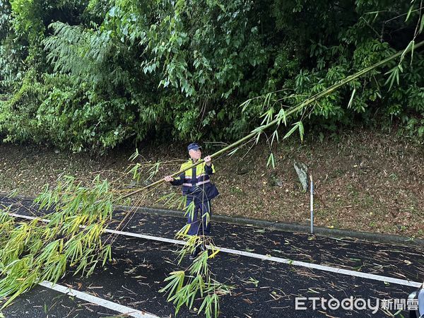 ▲▼地下道水淹半身高，員警管制道路，並且引導車輛繞道行駛。（圖／吉安警分局提供，下同）