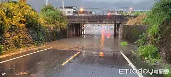 ▲▼地下道水淹半身高，員警管制道路，並且引導車輛繞道行駛。（圖／吉安警分局提供，下同）