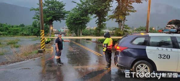 ▲▼地下道水淹半身高，員警管制道路，並且引導車輛繞道行駛。（圖／吉安警分局提供，下同）