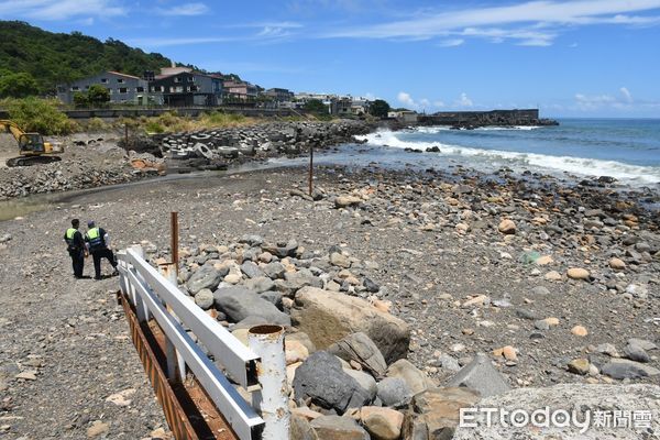 ▲▼工人在頭城鎮濱海路五段大溪川出海口發現一具女白骨（紅圈處），警公布相關證物追查身分。（圖／記者游芳男翻攝，下同）