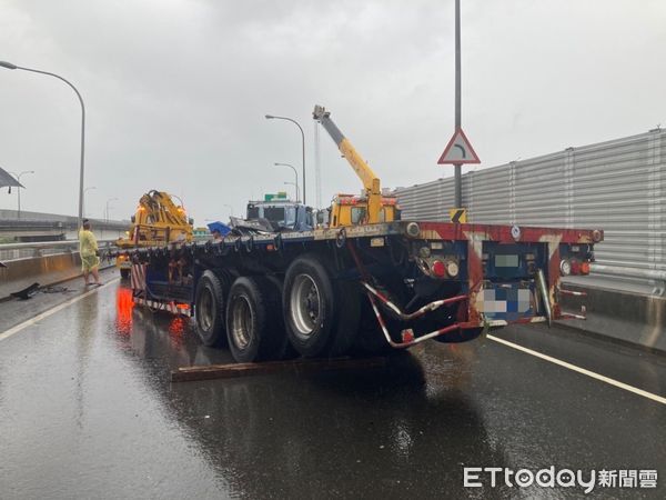 ▲▼拖板車打滑失控撞護欄擋匝道，國1接88出口封閉。（圖／記者吳世龍翻攝）