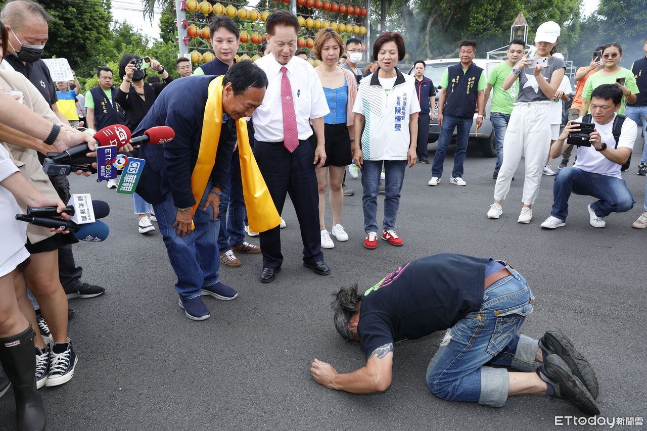 郭台銘三峽廣行宮參香！突有信徒衝上跪拜　密告關聖帝君旨意 | ETtoday政治新聞 | ETtoday新聞雲