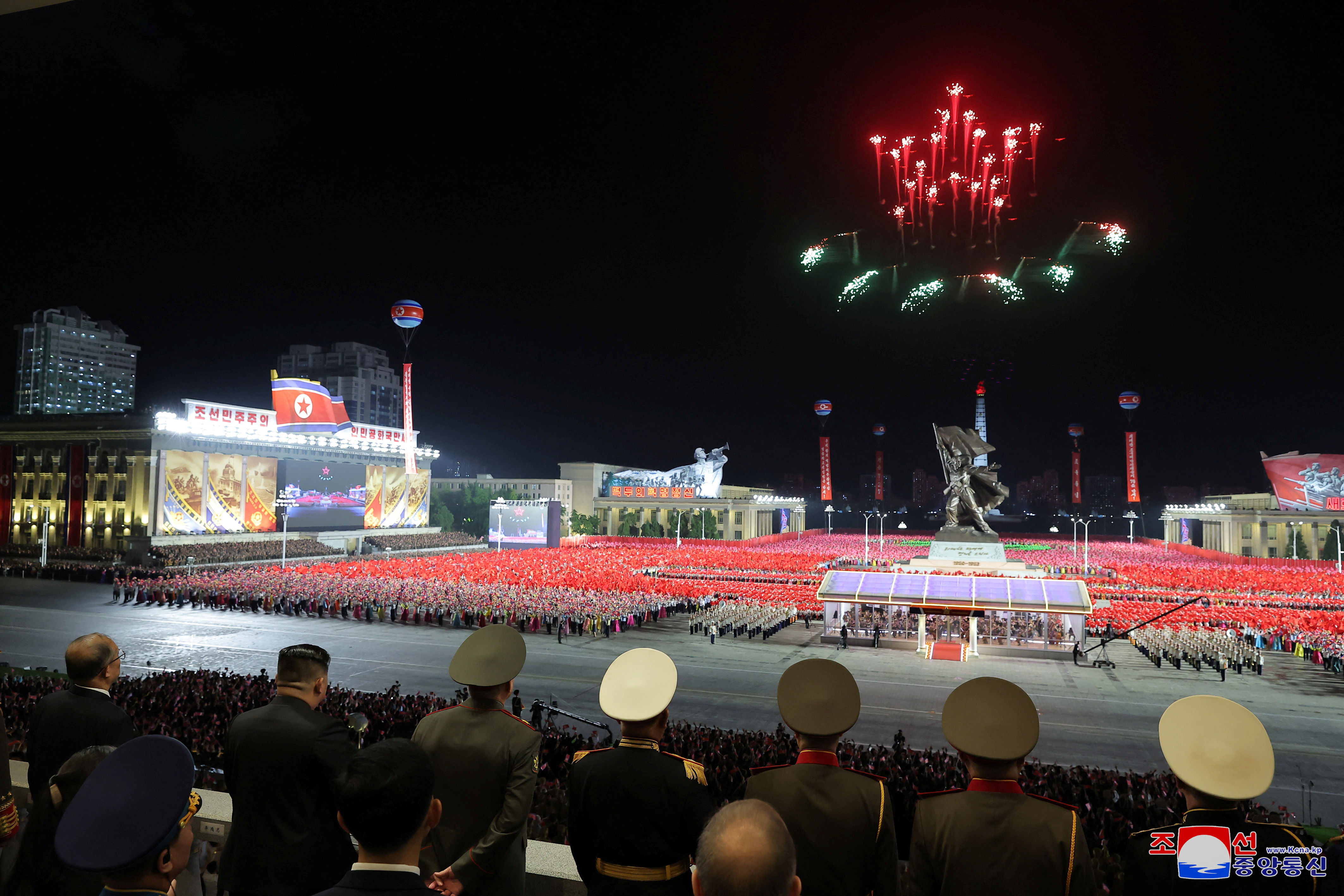 ▲▼北韓出動最新研發的無人機參加飛行秀。（圖／路透）
