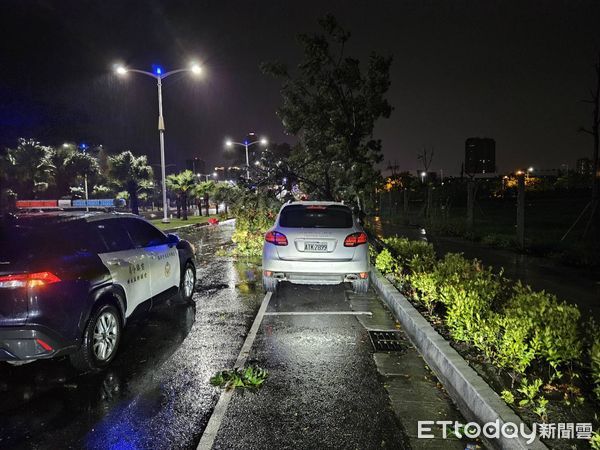 ▲▼高雄晚間多處路樹倒，圖為五福、和平路口。（圖／記者吳奕靖翻攝）