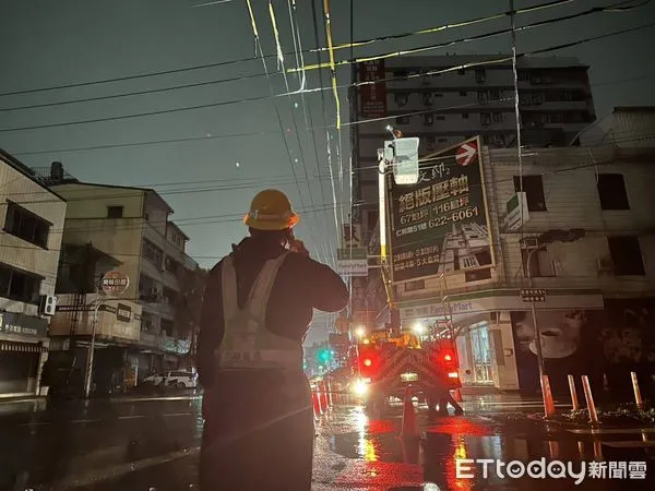 ▲台電人員辛苦冒風雨搶修             。（圖／記者吳奕靖翻攝）