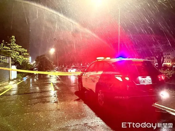 颱風杜蘇芮，台南路樹倒塌。（圖／民眾提供）