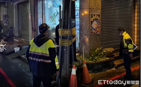 ▲東港警分局東濱派出所員警處理朝隆路電線掉落事件            。（圖／記者陳崑福翻攝）