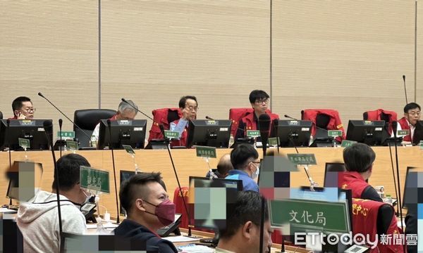 ▲▼高雄市長陳其邁徹夜監控颱風動態。（圖／記者賴文萱翻攝）