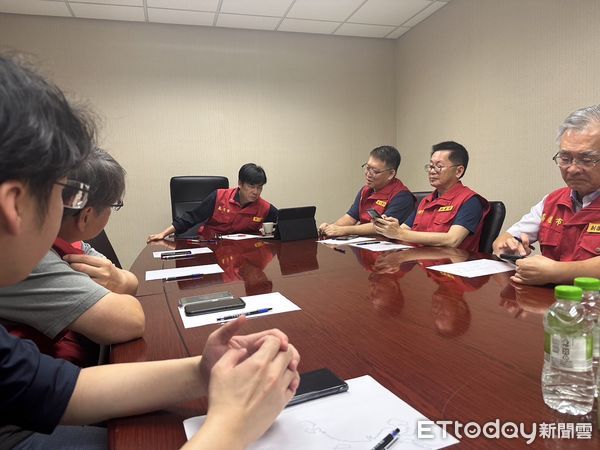 ▲▼高雄市長陳其邁徹夜監控颱風動態。（圖／記者賴文萱翻攝）